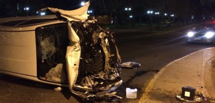 Carabineros busca a pasajeros de vehículo que protagonizó violento accidente en Santiago