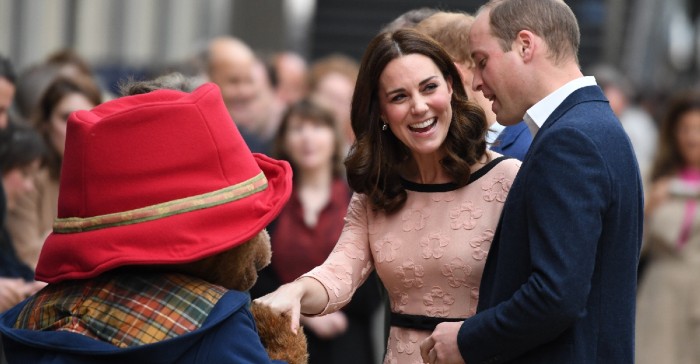 Kate Middleton se robó las miradas tras bailar con tierno osito en estación de Londres