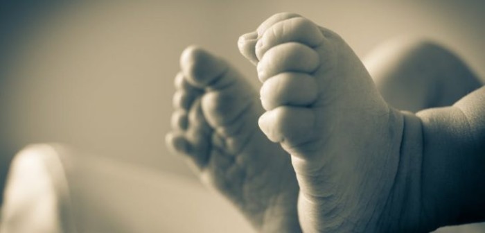 Tierna imagen de un bebé prematuro sonriendo tras ser operado del corazón se vuelve viral