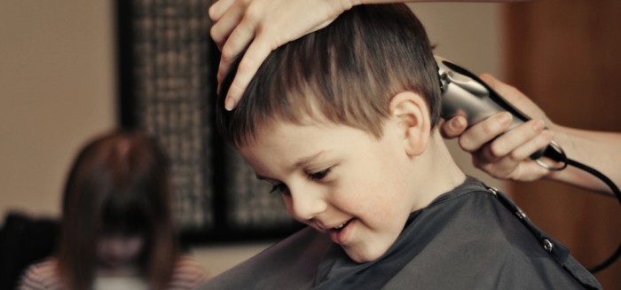 La conmovedora imagen del único peluquero que aceptó cortarle el pelo a un niño autista