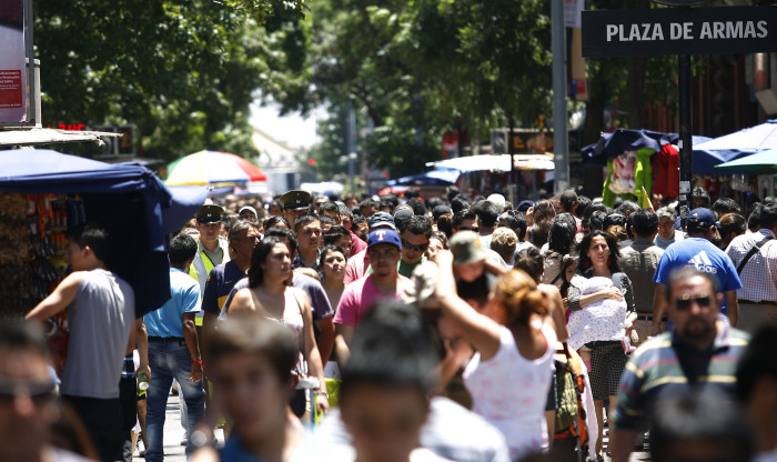 Estudio revela que chilenos son felices aunque preocupados por la economía