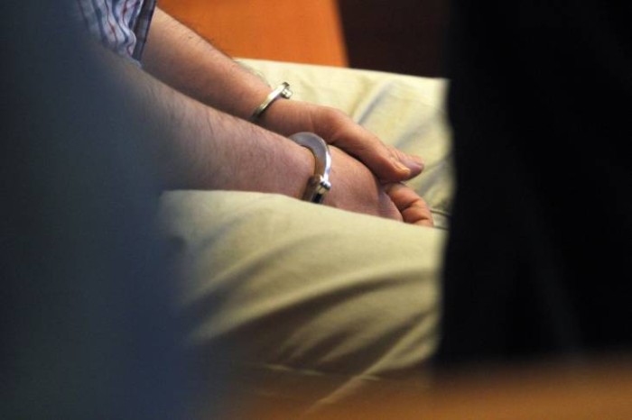 Abusan de la hija de una mujer que prestó su casa para una reunión de amigos