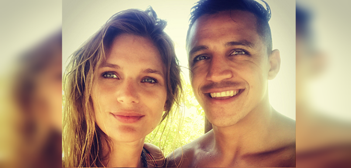 Alexis Sánchez compartió tierna fotografía junto a Mayte Rodríguez en viaje familiar