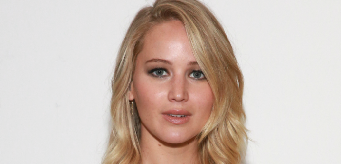 Lo hizo otra vez: Jennifer Lawrence robó miradas con relajado vestido de novia en evento