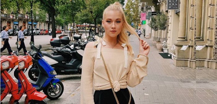 ¿La nueva moda? Curioso collar de Vesta Lugg  llamó la atención de seguidores en redes