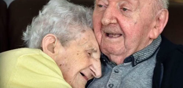 Mujer de 98 años se mudó a asilo para cuidar a hijo de 80: 