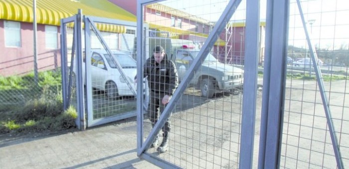 ¡Insólito! Jóvenes roban taxi y luego lo usan para visitar a interno en cárcel de menores