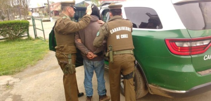 Detienen a hombre que atacó con cuchillo a su vecino: lo siguió en la calle con un hacha