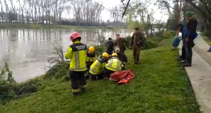 Mujer quedó atrapada en matorrales tras discutir con su pololo: amenazó con tirarse al río