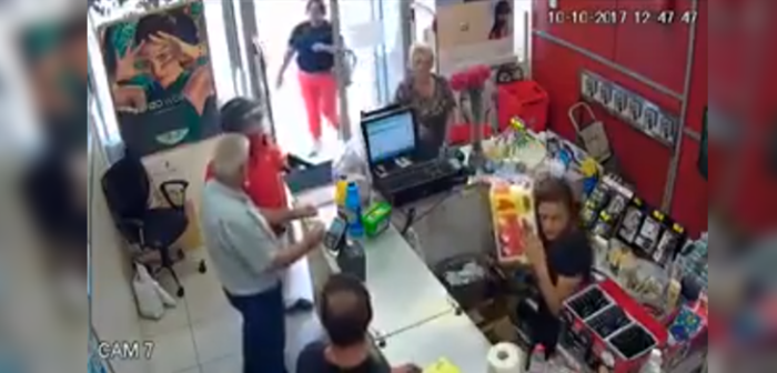 El impactante registro de señora que frustró un asalto golpeando con su cartera al ladrón