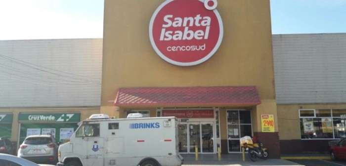 Rocían con parafina a cajera de Servipag en supermercado Santa Isabel de Los Ángeles