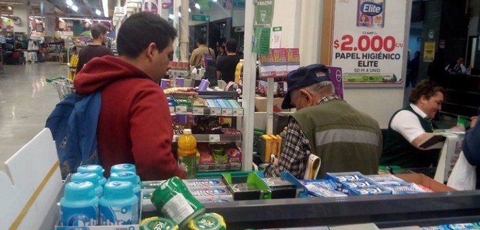 Desinteresado gesto de joven con anciano en supermercado de Valparaíso se vuelve viral