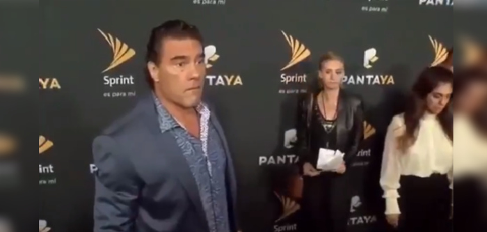 Actor mexicano perdió la paciencia y terminó golpeando a periodista en una alfombra roja