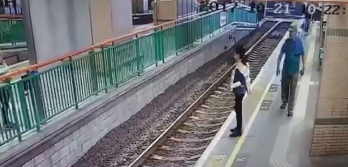 Impactante video: detienen a hombre que empujó a mujer a las vías del tren en Hong Kong