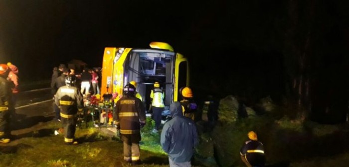 25 lesionados deja volcamiento de bus en ruta que une Chonchi y Castro