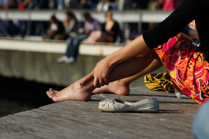 Cómo evitar que los zapatos nuevos dañen tus pies: no pienses sólo en parche curita
