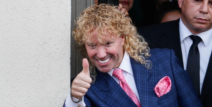 La parafernálica votación de Leonardo Farkas: llegó en limusina y escoltado por guardias