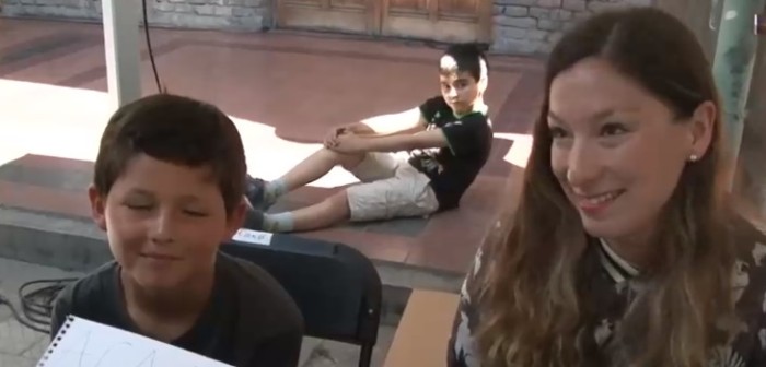 Niño celebró su noveno cumpleaños como 'vocal de mesa': acompañó a su mamá