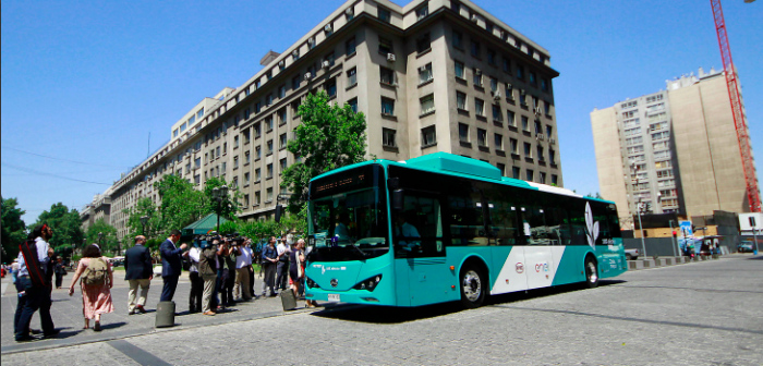 Nuevo ataque incendiario: encapuchados quemaron bus del Transantiago en plena Alameda