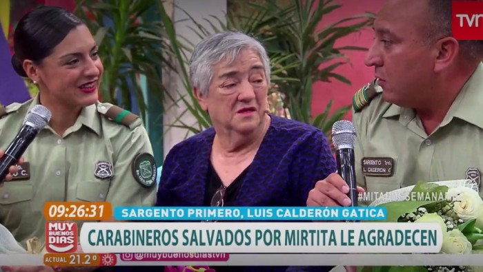 Abuelita héroe: defendió a carabineros de turba y recibió sorpresa por su valiente actuar