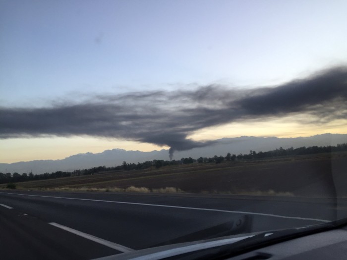 Contienen incendio que afectó a empresa de Maipú y que generó gran columna de humo