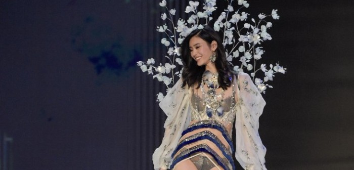 Ángel de Victoria’s Secret sufrió vergonzosa caída en el Fashion Show celebrado en China
