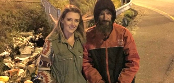 Hombre en situación de calle tuvo bello gesto con desconocida y fue muy bien recompensado