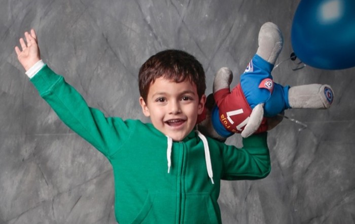 Este es el niño que interpreta el papel de 'Yoni' en la versión mexicana de 'Sres. Papis'