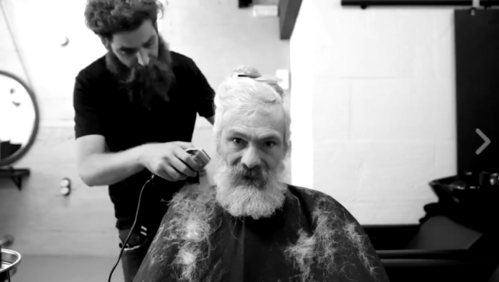 El antes y después de hombre en situación de calle: peluquería cambió su look