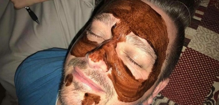 Joven le jugó divertida broma a su padre tras ponerle una ‘máscara de limpieza’