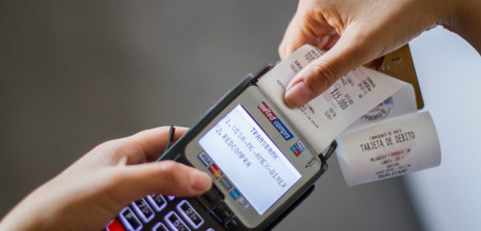 Que no te pase: cliente reclama que multitienda le aplicó redondeo en pago con tarjeta