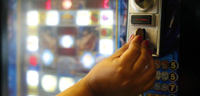 Mujer se hizo pasar por fiscalizadora para recuperar el dinero que perdió en tragamonedas