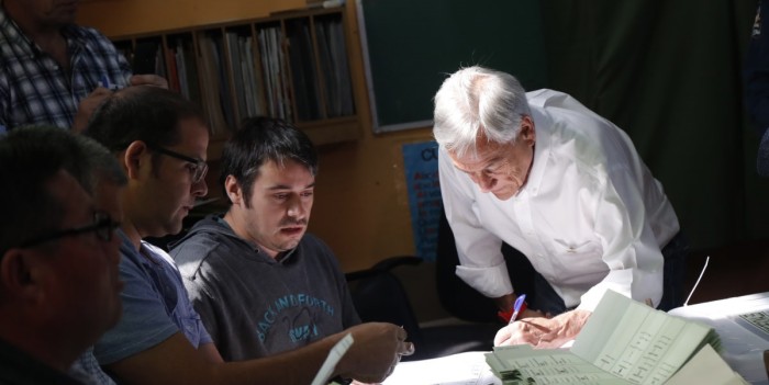 ¡No podía faltar! El percance de Sebastián Piñera con su voto tras sufragar