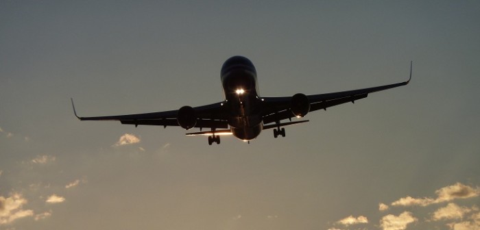 Esposa se enteró de infidelidad en un avión: su colapso provocó aterrizaje de emergencia