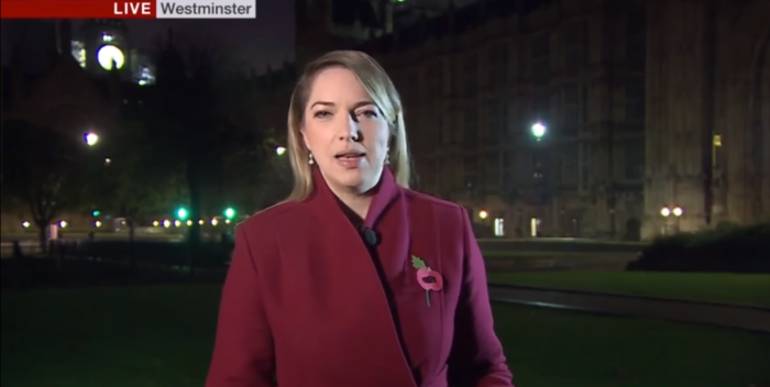 Reportera de la BBC es víctima de clásica broma sexual durante despacho en vivo