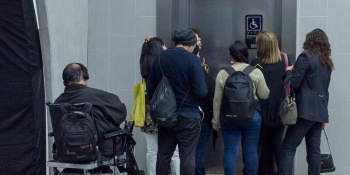 Persona en silla de ruedas vivió indignante situación en ascensor del Metro