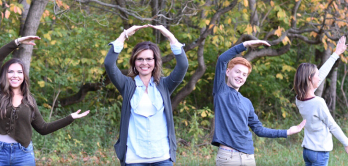 Madre quiso inmortalizar una foto con sus hijos pero ellos decidieron trolearla