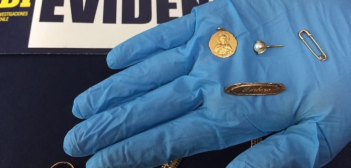 Detienen a mujer acusada de robar millonarias joyas: la descubrieron por boletas de empeño