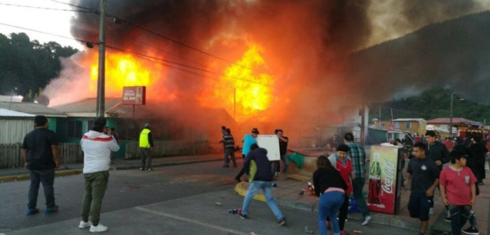 Devorador incendio en Lenga deja 2 restaurantes destruidos y otros dañados