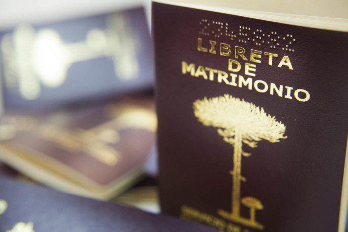 Error de tipeo en Registro Civil tiene a mujer casada hace 24 años con alguien inexistente