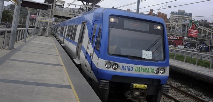 Hombre muere tras caer a vías del metro en Valparaíso: habría perdido el equilibrio