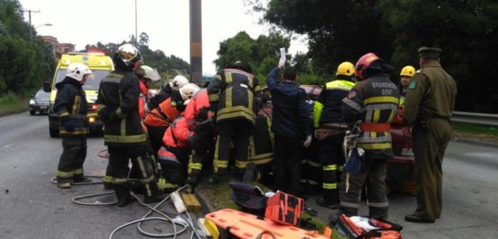 Mujer en riesgo vital tras protagonizar colisión en Chiguayante: quedó atrapada