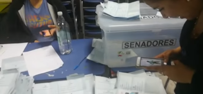 'Negro de WhatsApp' apareció en un voto en Iquique y con curioso mensaje para candidatos