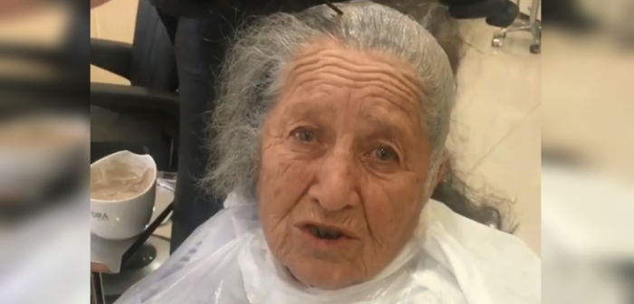Maquilladora convierte a su abuela en viral tras someterla a increíble cambio de look