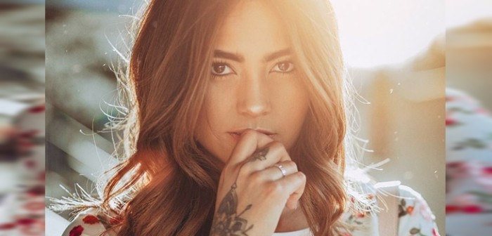 ¿Irreconocible? Acusan exceso de retoque digital en fotografía de Camila Recabarren