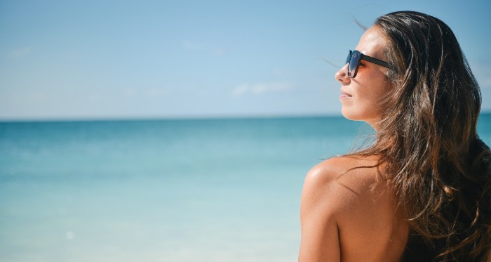 No culpes a la playa: sigue estos 8 consejos para mantener tu cabello sano este verano