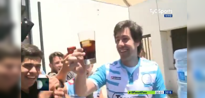 Mago argentino la rompe en redes con particular (y único) truco: convierte agua en fernet