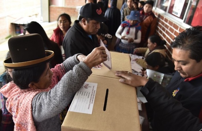 Prófugos de la justicia fueron a votar en Bolivia y los detuvieron: uno estaba disfrazado