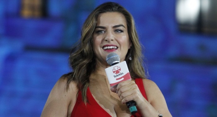 El meme que se ríe de coqueta actitud de Ingrid Cruz con oficial de la Armada