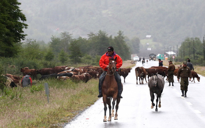 Gobierno resolvió reubicar Villa Santa Lucía y anuncia bonos a víctimas